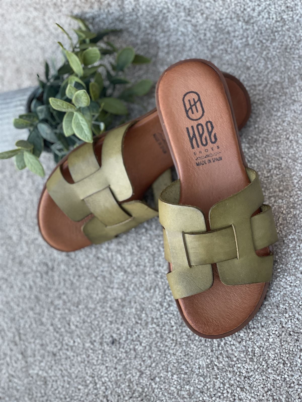 Sandalia HEEE SHOES descalza piel verde. - Imagen 1