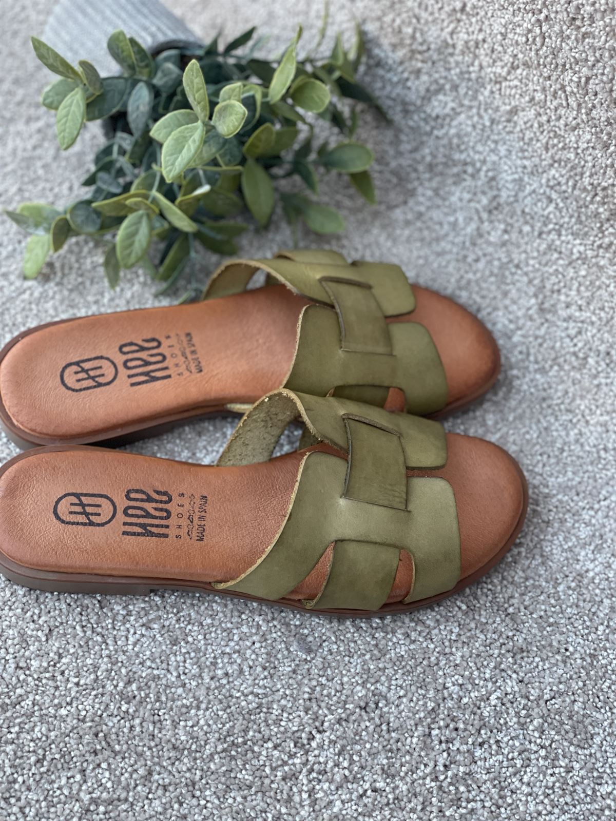 Sandalia HEEE SHOES descalza piel verde. - Imagen 3