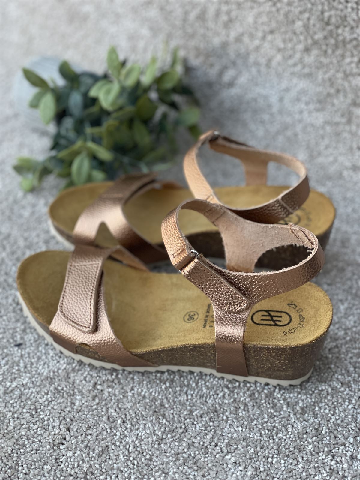 Sandalia HEEE SHOES Marsella BIO metalizada dorada. - Imagen 1
