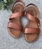 Sandalia HEEE SHOES tiras cruzadas vaquetilla cuero coñag - Imagen 1