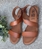 Sandalia HEEE SHOES tiras cruzadas vaquetilla cuero coñag - Imagen 2