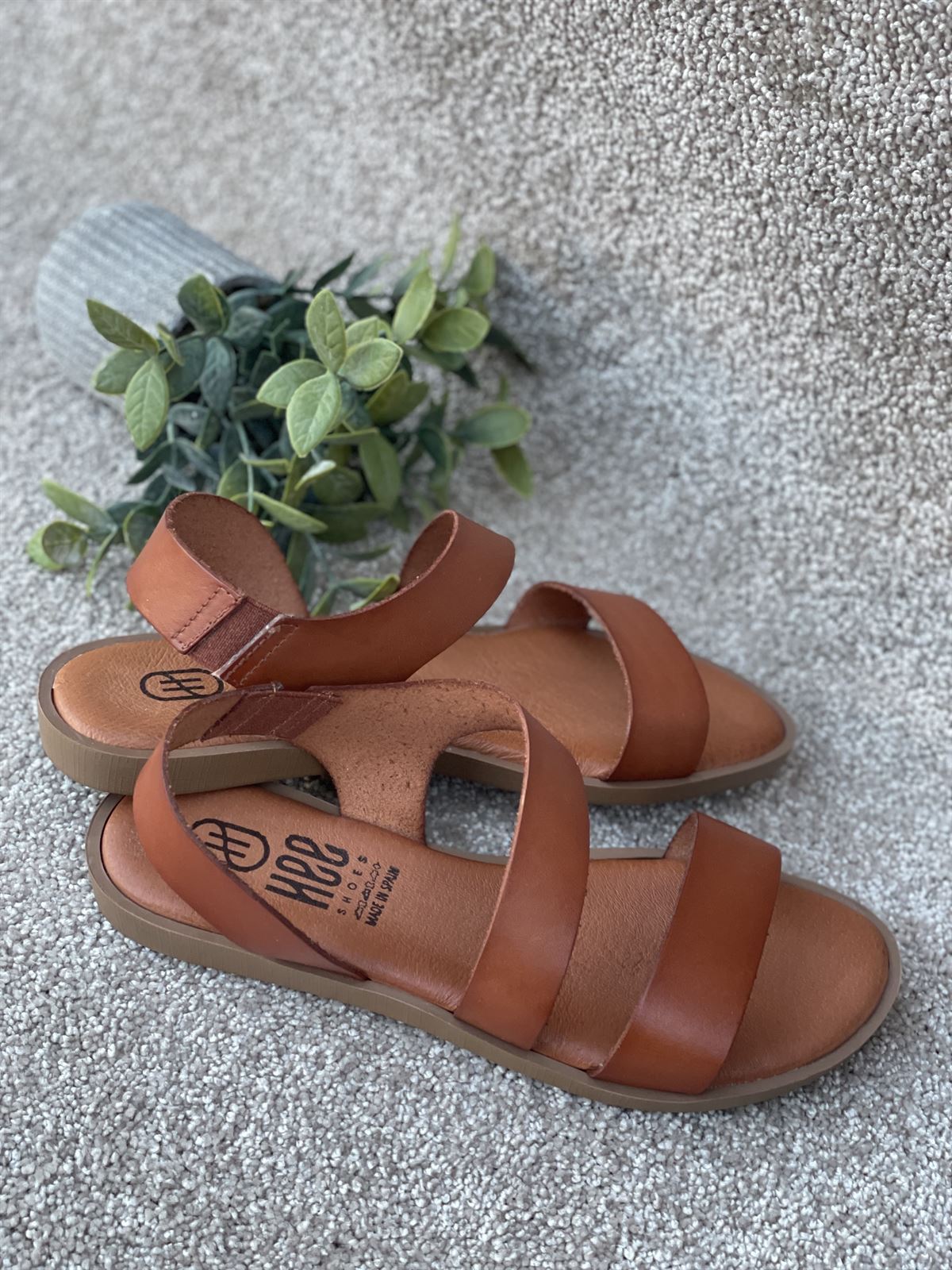 Sandalia HEEE SHOES tiras cruzadas vaquetilla cuero coñag - Imagen 4
