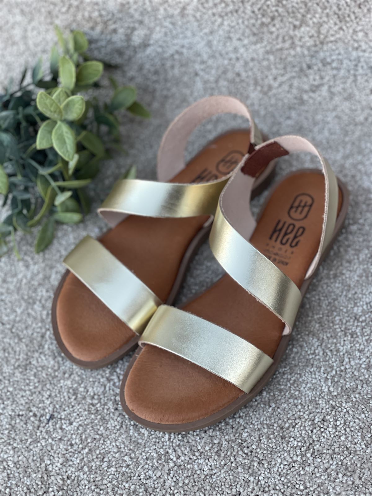 Sandalia HEEE SHOES tiras cruzadas vaquetilla metalizada dorada. - Imagen 1