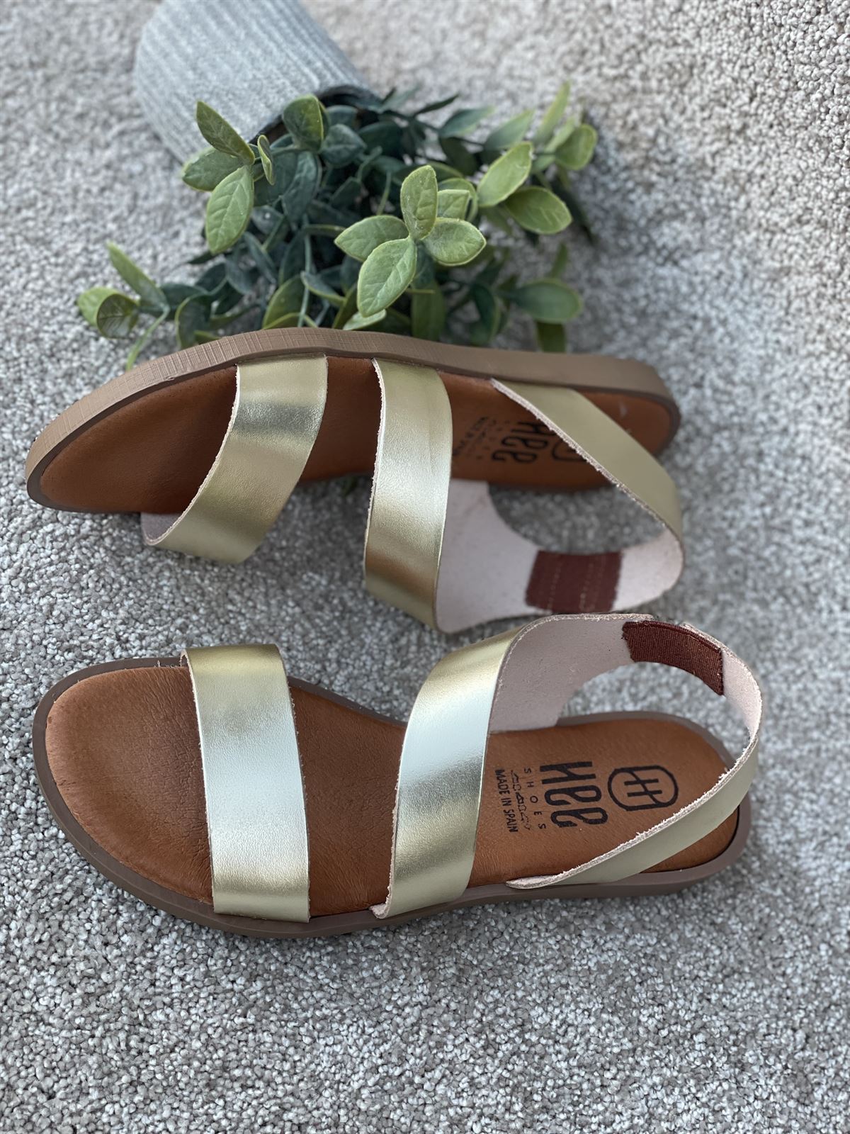Sandalia HEEE SHOES tiras cruzadas vaquetilla metalizada dorada. - Imagen 2
