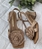 Sandalia Noa Harmon ABRIL flor camel - Imagen 1