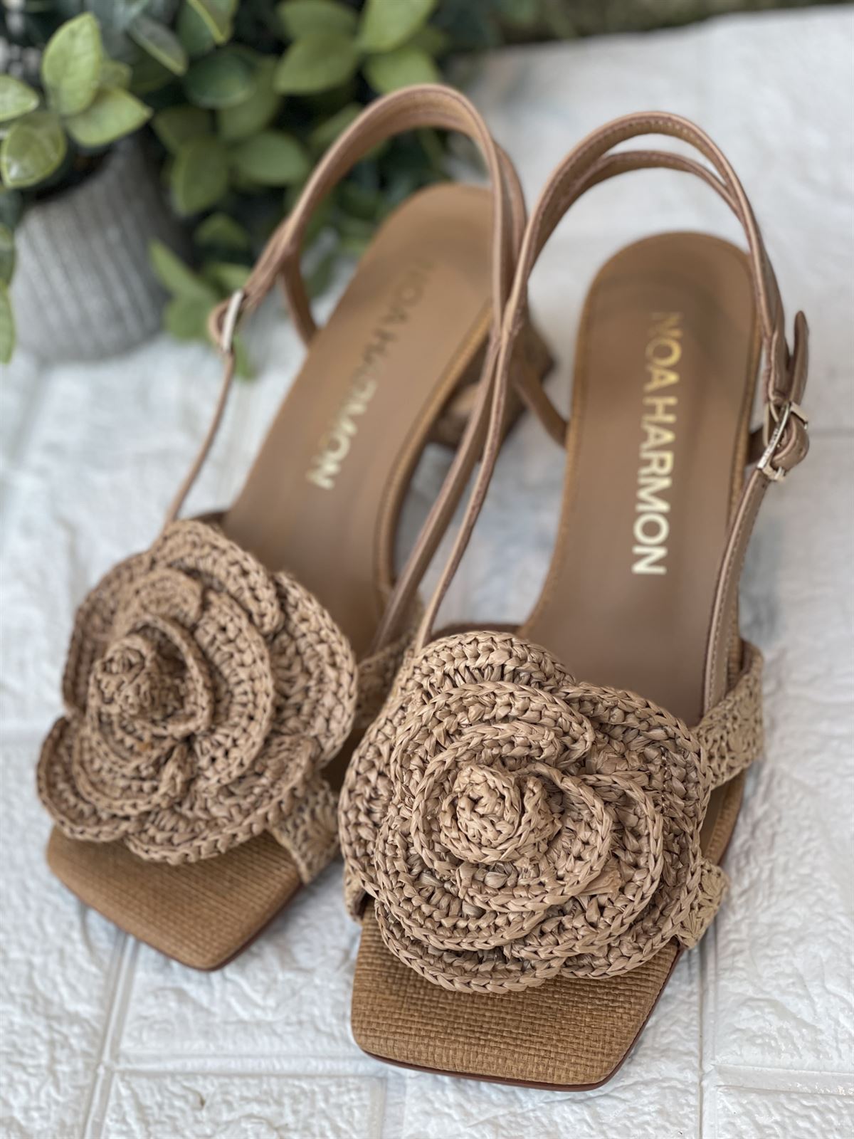 Sandalia Noa Harmon ABRIL flor camel - Imagen 2