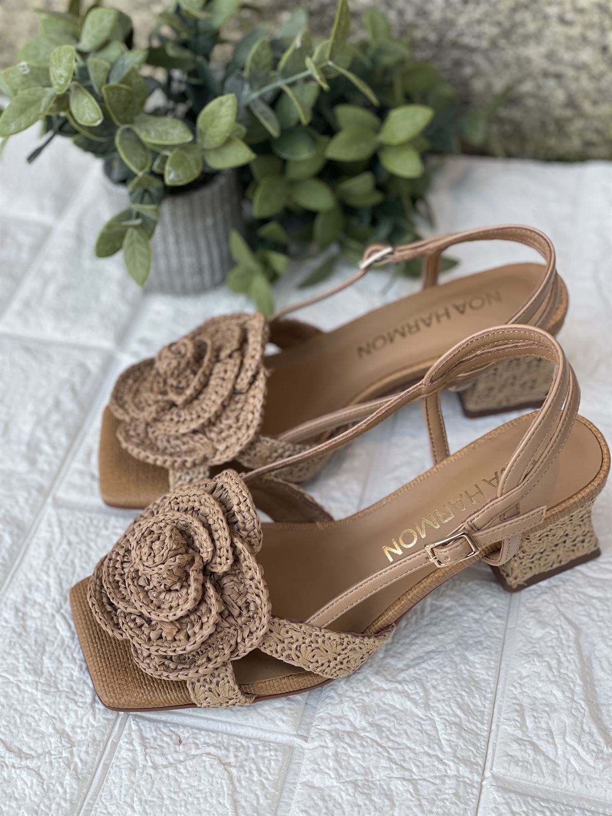 Sandalia Noa Harmon ABRIL flor camel - Imagen 3
