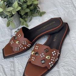 Sandalia Noa Harmon Acqua plana pala tachas color cuero - Imagen 1