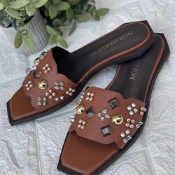 Sandalia Noa Harmon Acqua plana pala tachas color cuero - Imagen 2