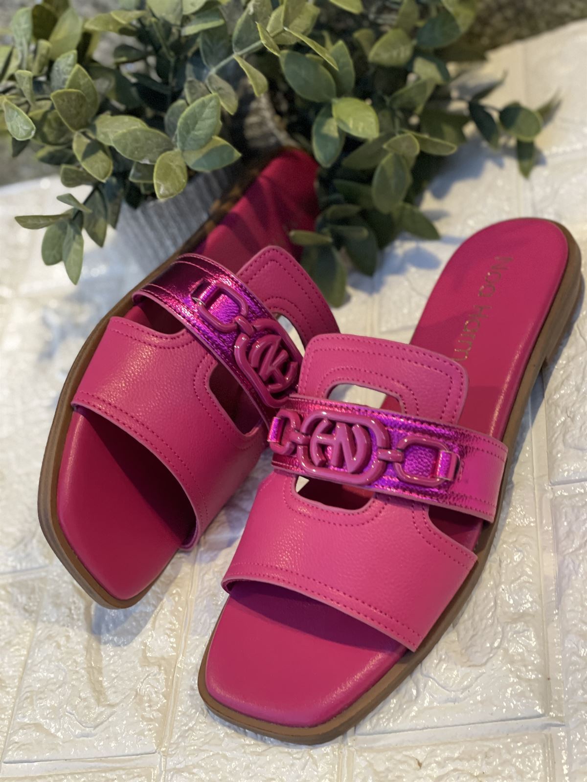 Sandalia Noa Harmon CIRCUS plana pala fucsia. - Imagen 1
