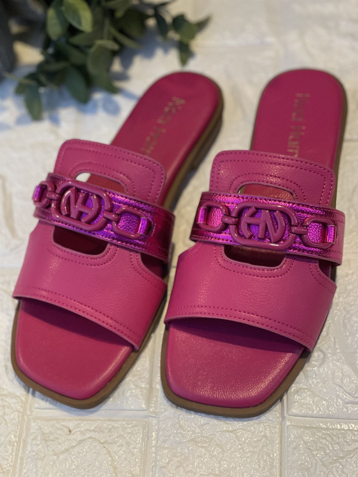 Sandalia Noa Harmon CIRCUS plana pala fucsia. - Imagen 2
