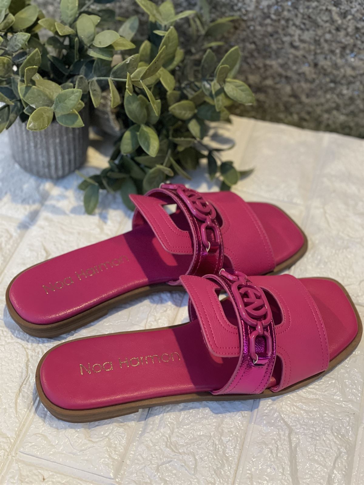 Sandalia Noa Harmon CIRCUS plana pala fucsia. - Imagen 3
