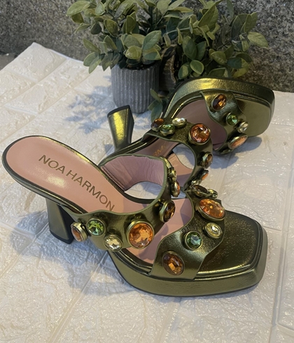 Sandalia Noa Harmon  GRAZIA descalza 2 tiras verdes con piedras - Imagen 1
