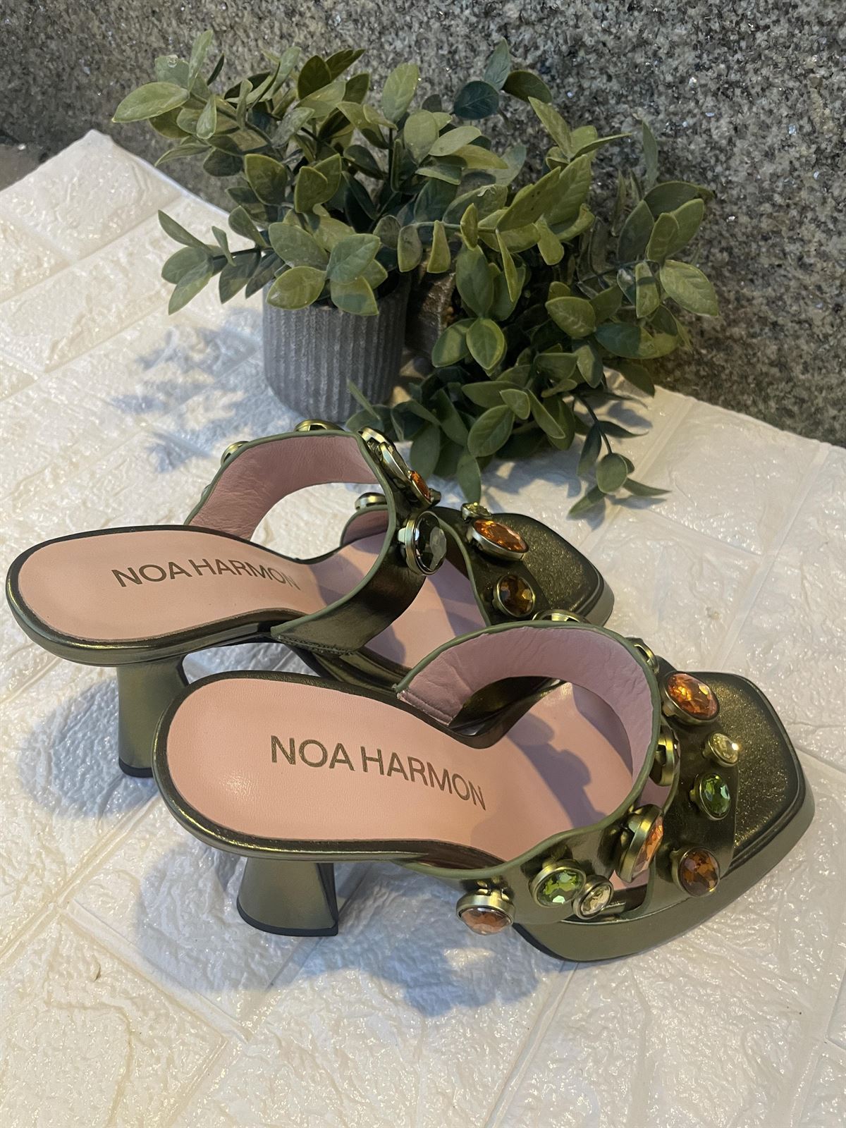 Sandalia Noa Harmon  GRAZIA descalza 2 tiras verdes con piedras - Imagen 2