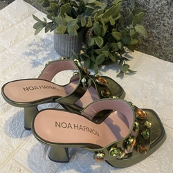 Sandalia Noa Harmon  GRAZIA descalza 2 tiras verdes con piedras - Imagen 2
