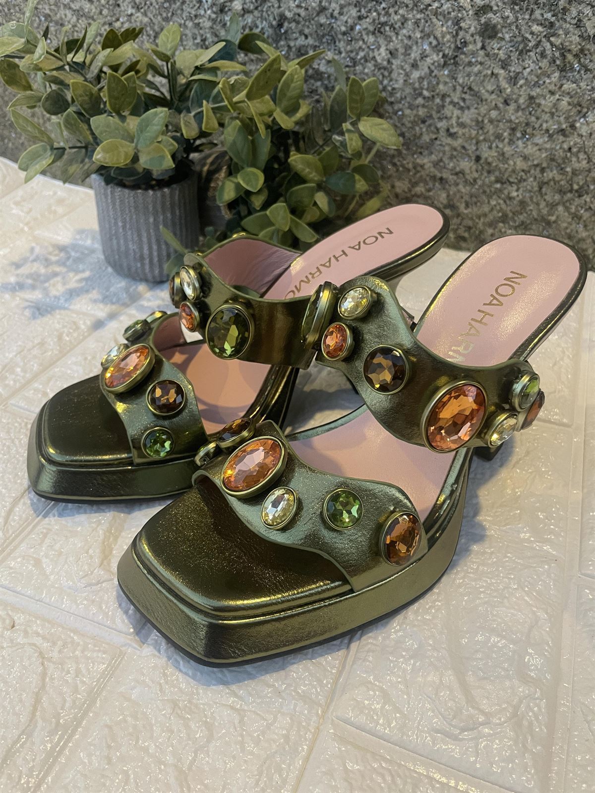 Sandalia Noa Harmon  GRAZIA descalza 2 tiras verdes con piedras - Imagen 3