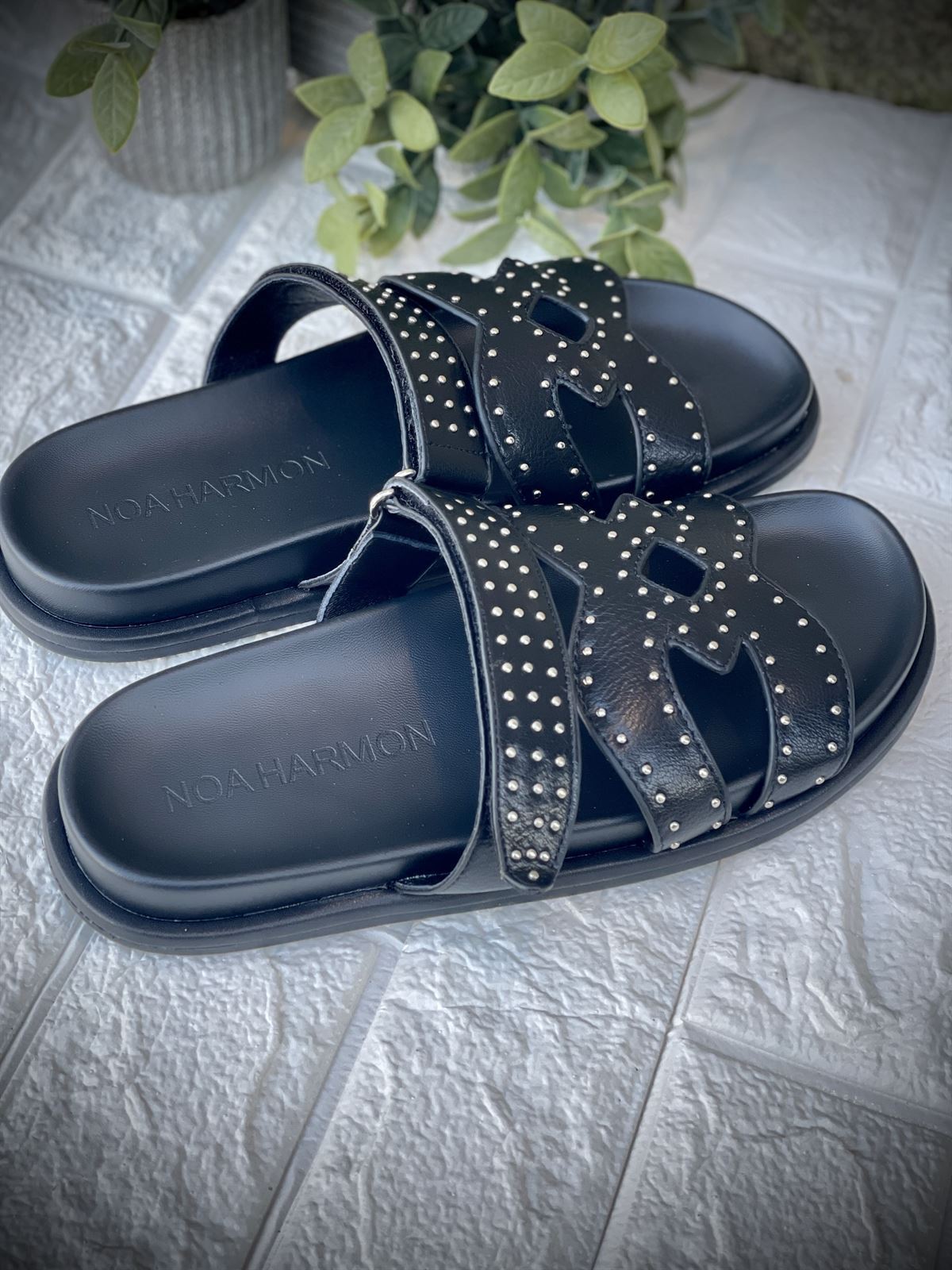 Sandalia Noa Harmon PEPPER tachas negra. - Imagen 3