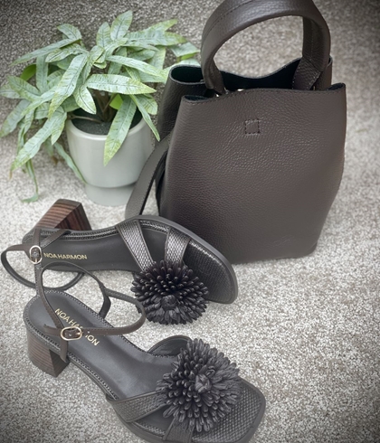 Sandalia Noa Harmon RIVA FLOR CHIOCOLATE - Imagen 2