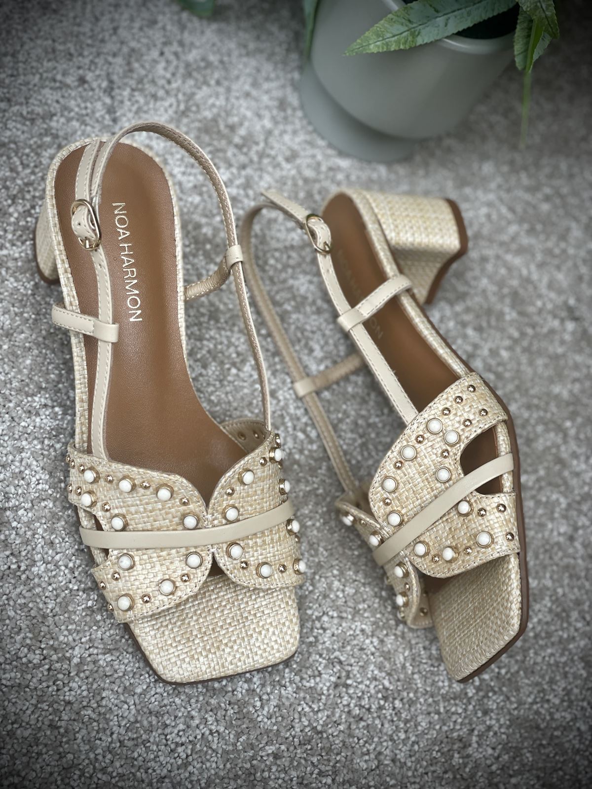 Sandalia Noa Harmon SALINA tachas beige - Imagen 1