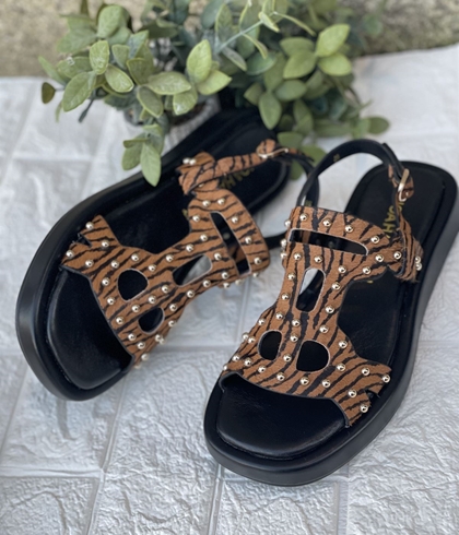 Sandalia Noa Harmon WASABI tachas Cebra camel - Imagen 2