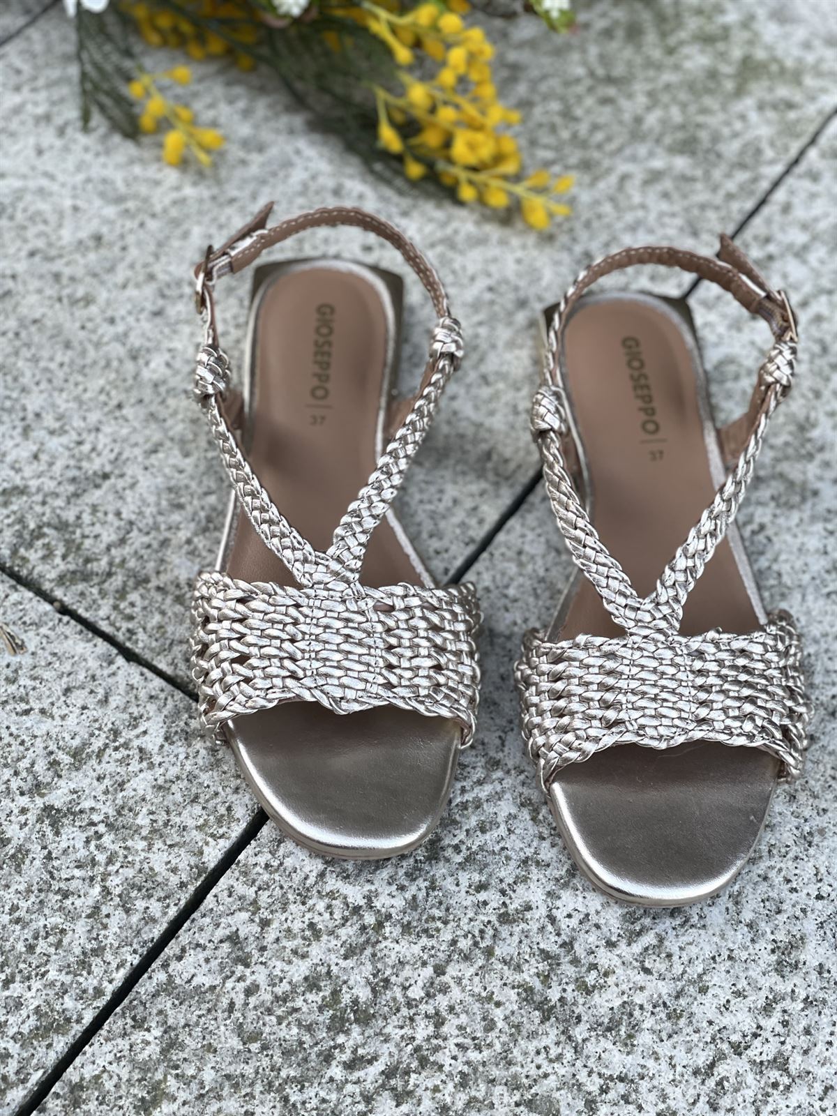 Sandalia plana Piel trenzada 79224 KITUNDA PLATINO - Imagen 2
