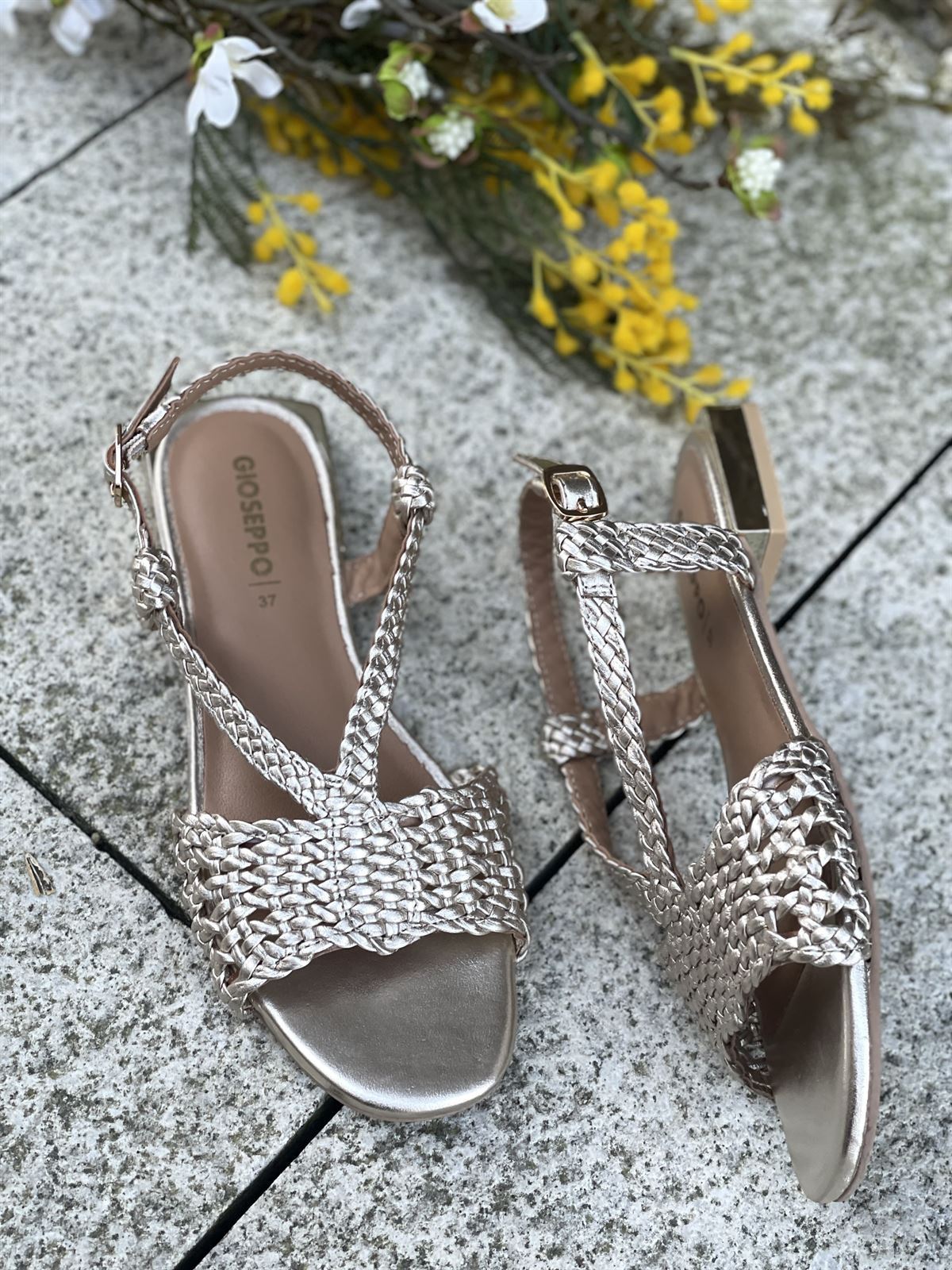 Sandalia plana Piel trenzada 79224 KITUNDA PLATINO - Imagen 3