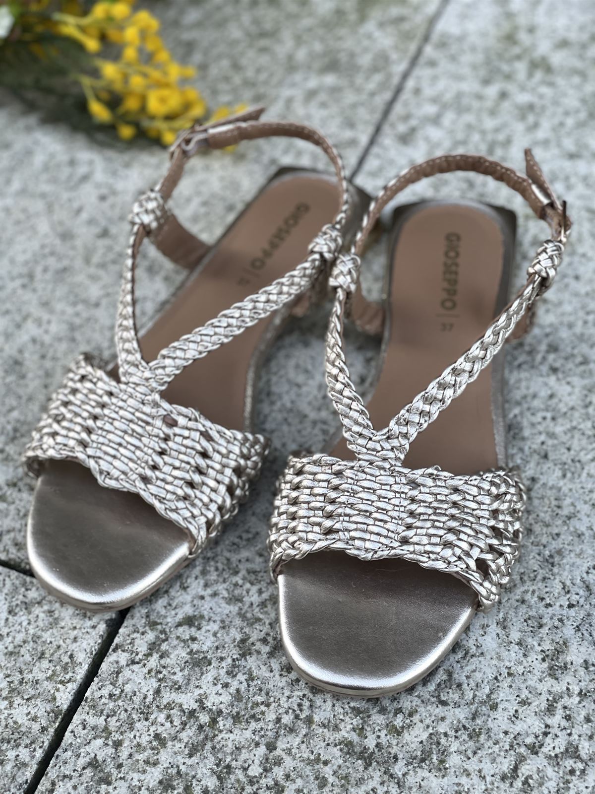 Sandalia plana Piel trenzada 79224 KITUNDA PLATINO - Imagen 4