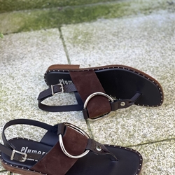 Sandalia Plumers Menorca 3023 dedo marrón choco - Imagen 2