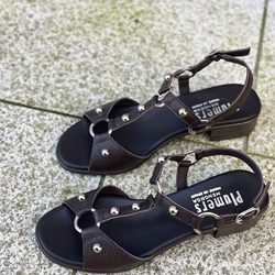 Sandalia Plumers Menorca 3035 plana tachas chocolate - Imagen 1