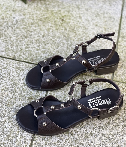 Sandalia Plumers Menorca 3035 plana tachas chocolate - Imagen 1