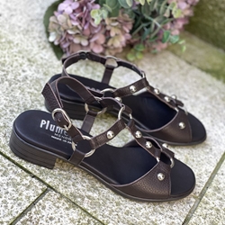 Sandalia Plumers Menorca 3035 plana tachas chocolate - Imagen 2