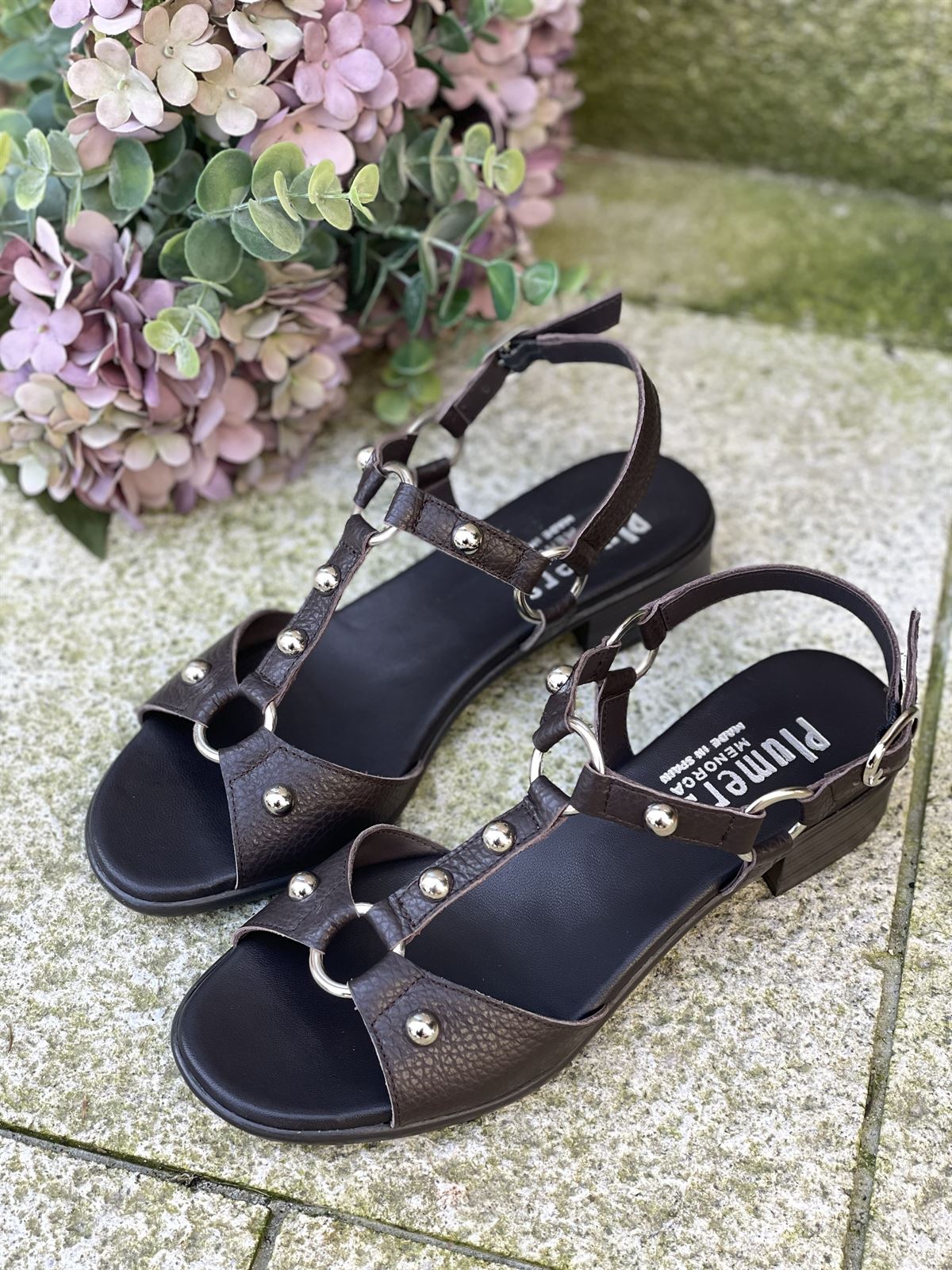 Sandalia Plumers Menorca 3035 plana tachas chocolate - Imagen 6