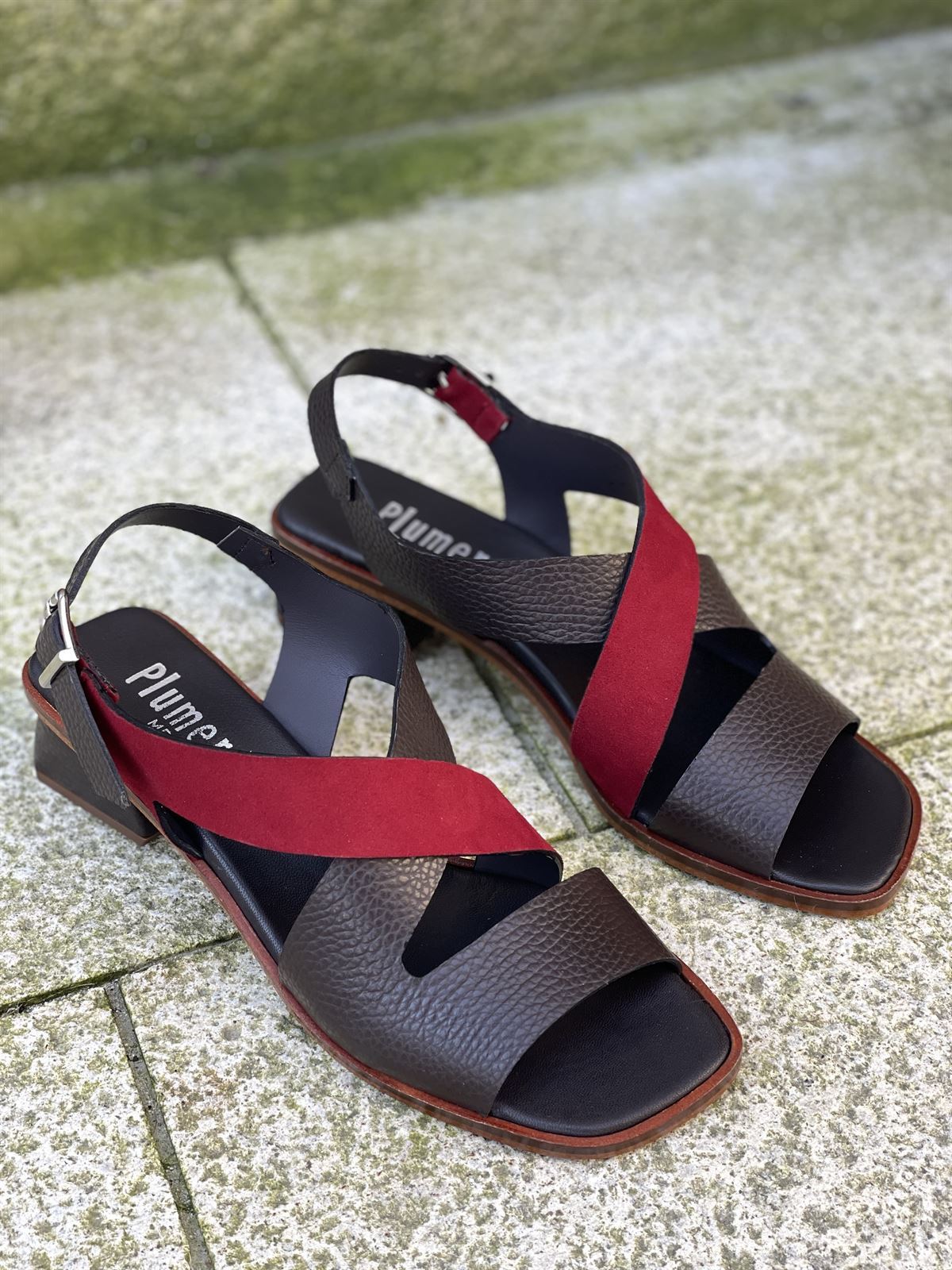 Sandalia Plumers Menorca 3065 cuero chocolate y tira roja - Imagen 1