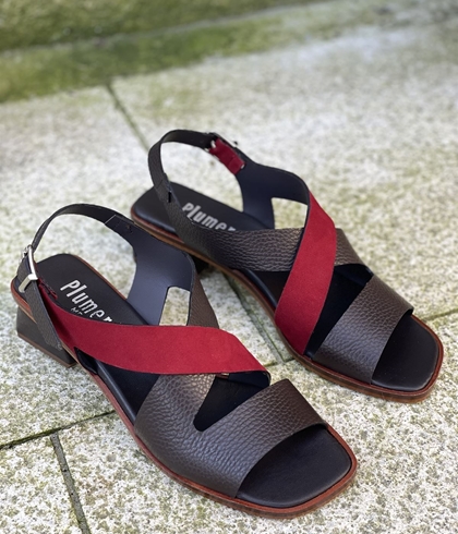 Sandalia Plumers Menorca 3065 cuero chocolate y tira roja - Imagen 1