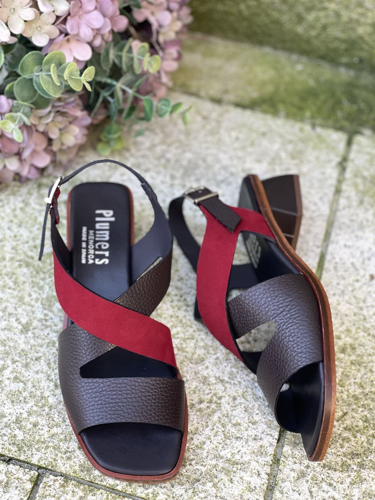 Sandalia Plumers Menorca 3065 cuero chocolate y tira roja - Imagen 2