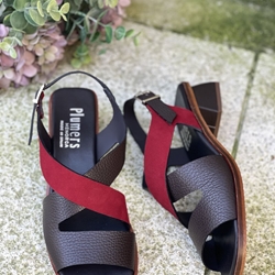 Sandalia Plumers Menorca 3065 cuero chocolate y tira roja - Imagen 2