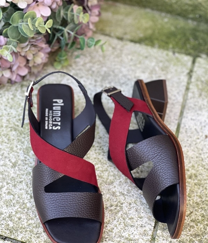 Sandalia Plumers Menorca 3065 cuero chocolate y tira roja - Imagen 2