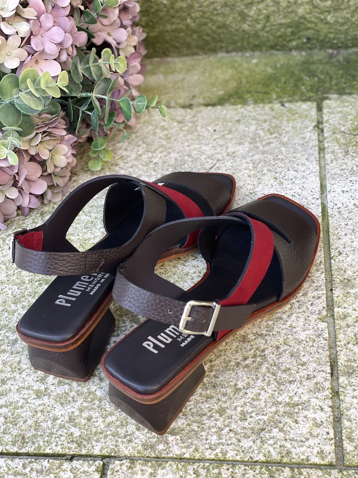 Sandalia Plumers Menorca 3065 cuero chocolate y tira roja - Imagen 3