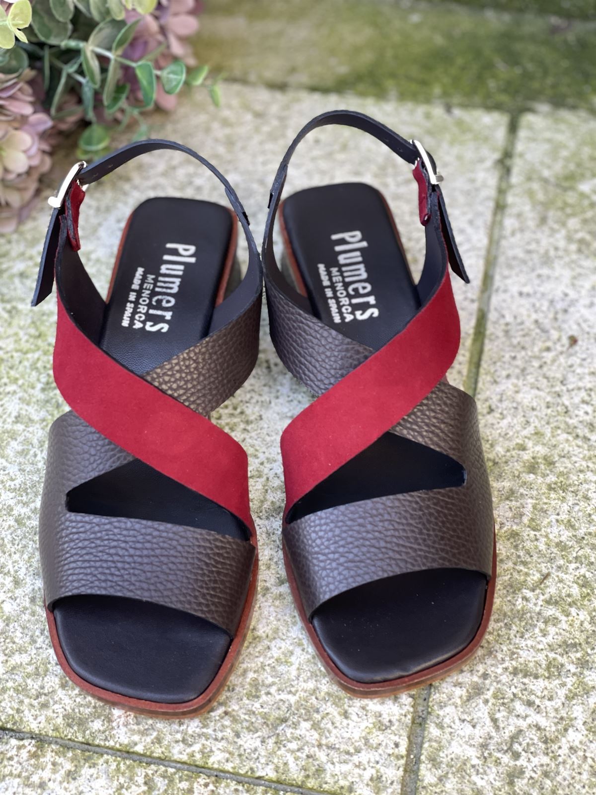 Sandalia Plumers Menorca 3065 cuero chocolate y tira roja - Imagen 4