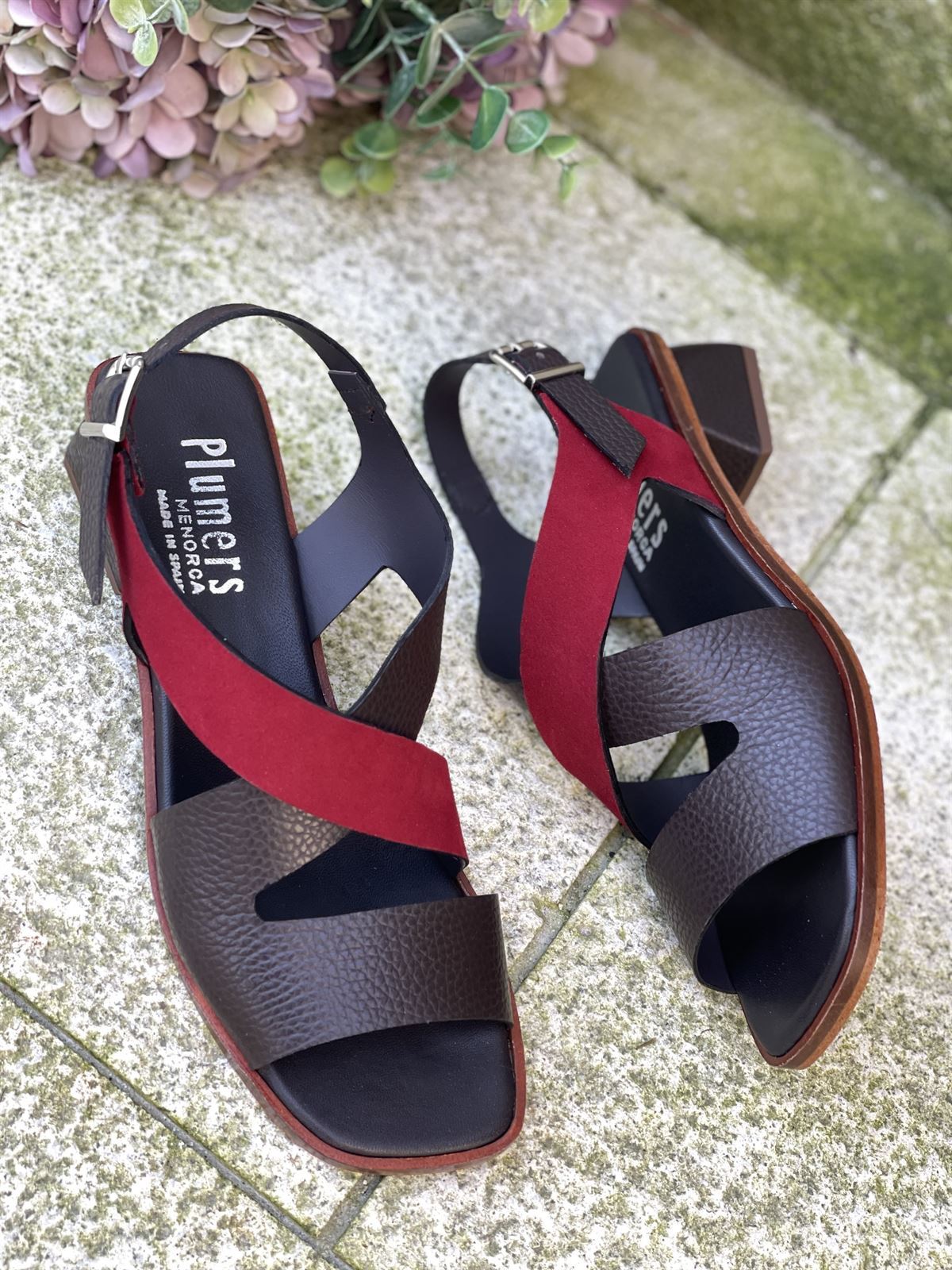 Sandalia Plumers Menorca 3065 cuero chocolate y tira roja - Imagen 5