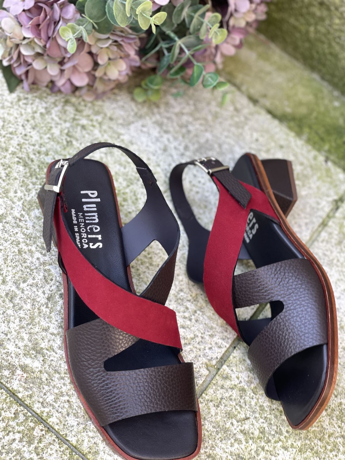 Sandalia Plumers Menorca 3065 cuero chocolate y tira roja - Imagen 6