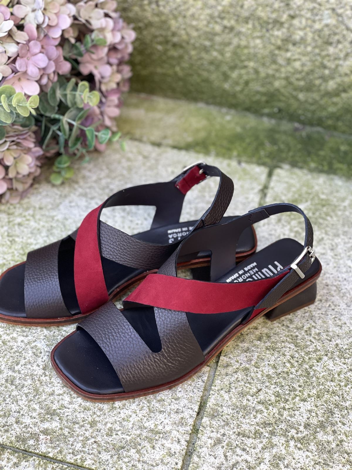 Sandalia Plumers Menorca 3065 cuero chocolate y tira roja - Imagen 7