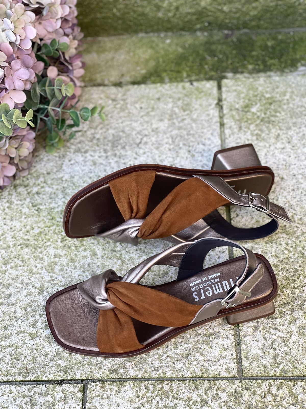 Sandalia Plumers Menorca 3096 nudo ante camel y piel metalizada champan - Imagen 1