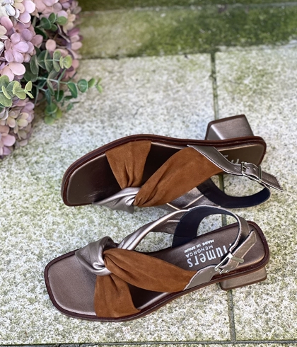 Sandalia Plumers Menorca 3096 nudo ante camel y piel metalizada champan - Imagen 1