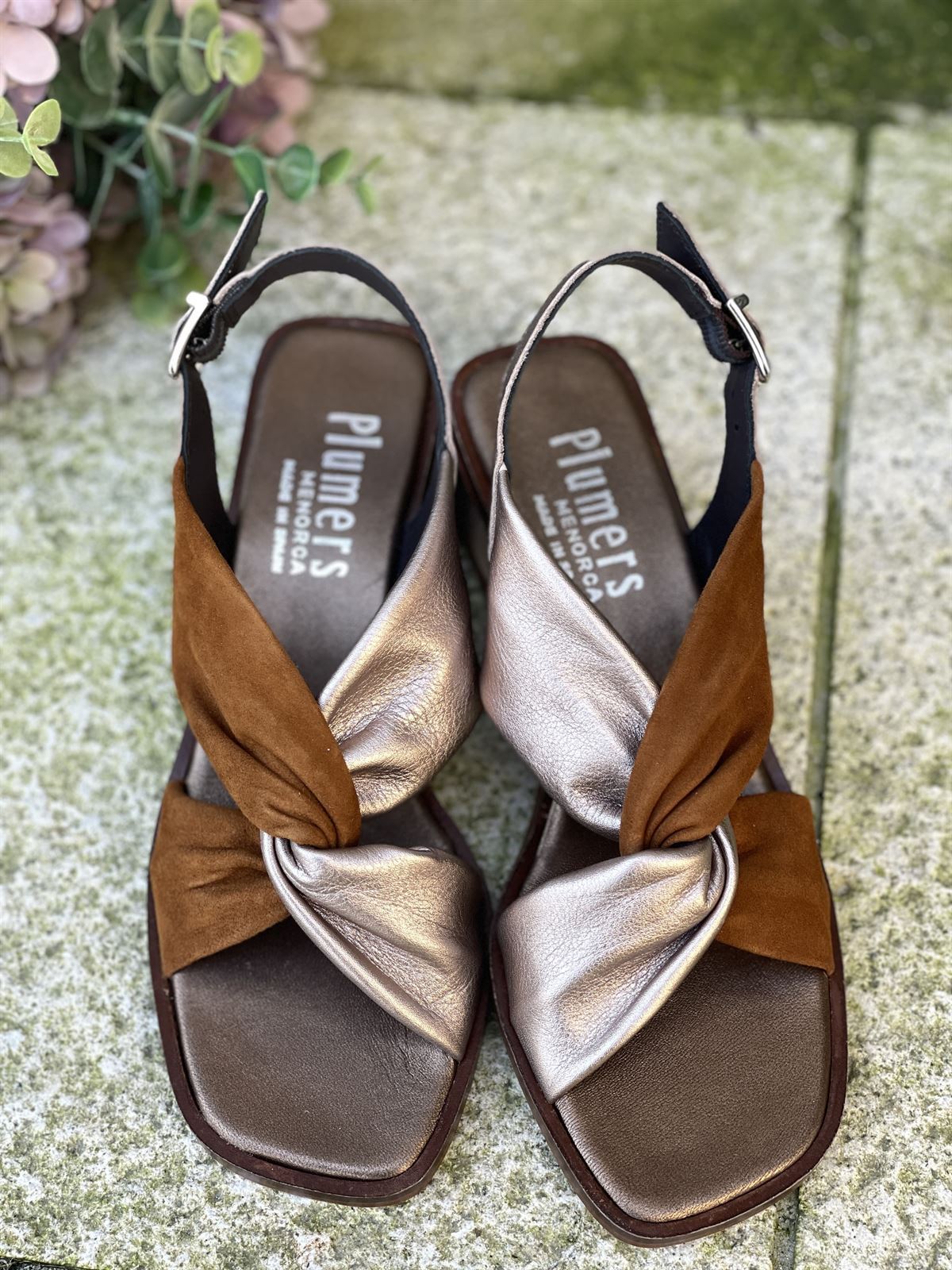 Sandalia Plumers Menorca 3096 nudo ante camel y piel metalizada champan - Imagen 2