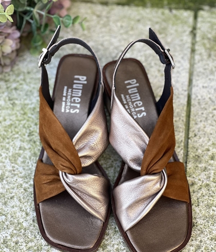 Sandalia Plumers Menorca 3096 nudo ante camel y piel metalizada champan - Imagen 2