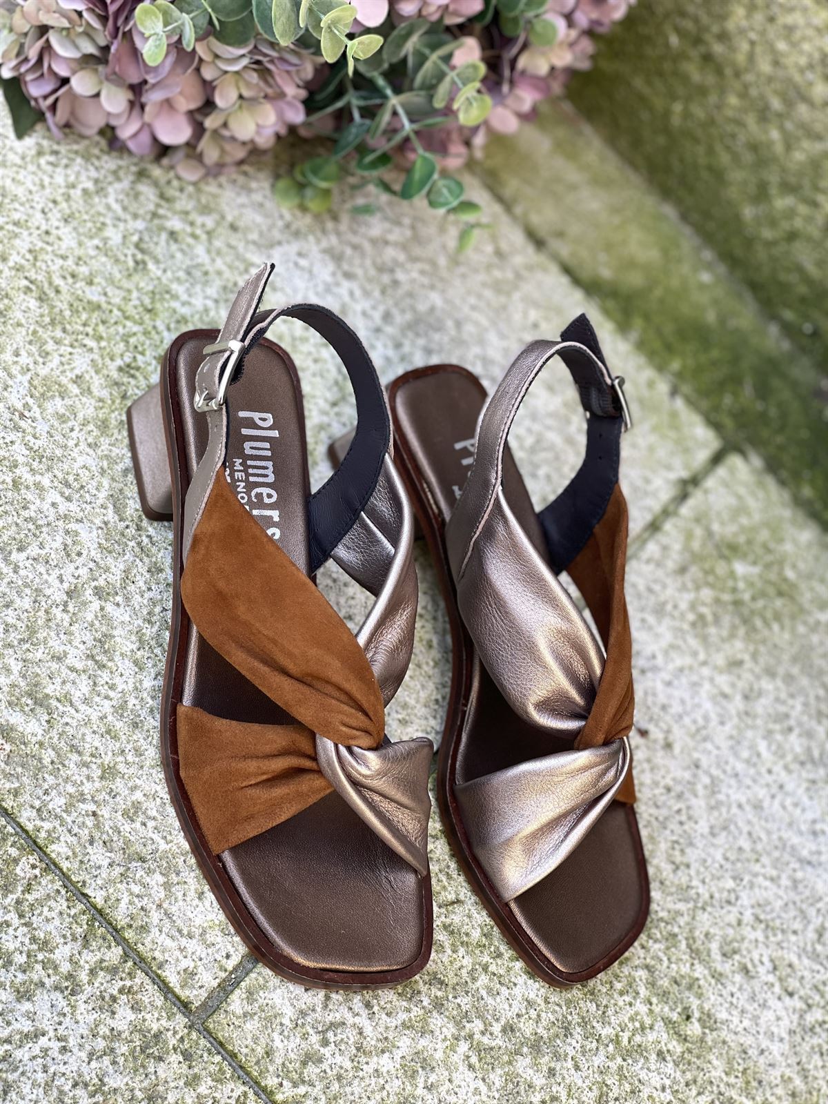Sandalia Plumers Menorca 3096 nudo ante camel y piel metalizada champan - Imagen 3