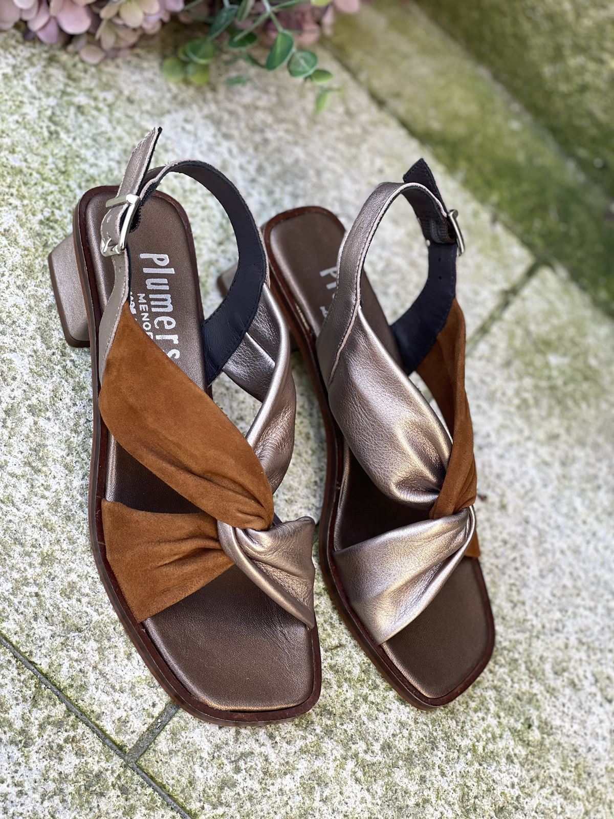 Sandalia Plumers Menorca 3096 nudo ante camel y piel metalizada champan - Imagen 4