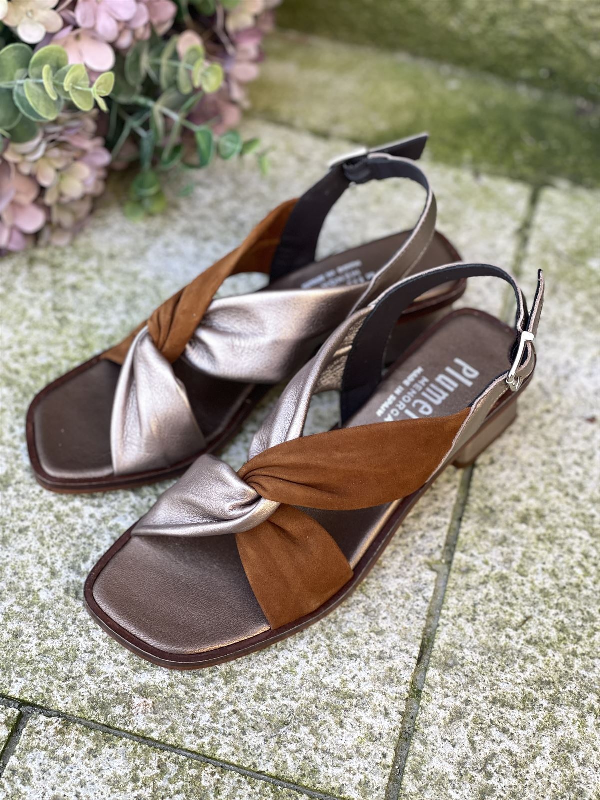 Sandalia Plumers Menorca 3096 nudo ante camel y piel metalizada champan - Imagen 5