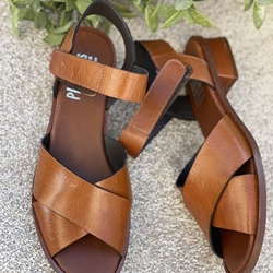 Sandalia Plumers Menorca 3362 plana cruzada cuero - Imagen 1